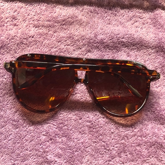 Big Bouji Style Aviator Sunglasses with Gold Chain rim Tortoiseshell frames - Picture 12 of 16